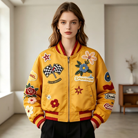 Veste de style rétro pour femmes personnalisée, style varsity, avec plusieurs patchs brodés, veste de pilote en nylon coupe-vent, veste bomber