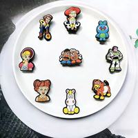 Sepatu PVC 2D HY Hot Selling DY Cartoon Toy Story, Aksesoris Taman Karet Lunak dengan Gesper Bunga Lucu, Model Grosir, Hiasan Sepatu