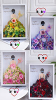 Cadre photo de fleurs préservées en gros, sculpture de fille en fleurs éternelles vue de dos, décoration intérieure, cadeau de vacances, approvisionnement en gros