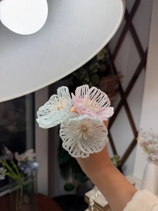 Fatto a mano, Unico. Bouquet di fiori di giglio, bouquet da sposa, fiori con perline, bouquet personalizzato. <span class=keywords><strong>La</strong></span> sposa tiene un mazzo di gigli. - Product Image 5