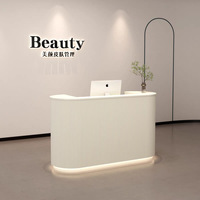Comptoir de réception de spa en bois blanc avec éclairage LED, moderne, écologique et luxueux, idéal pour les petits salons de beauté et les hôtels.