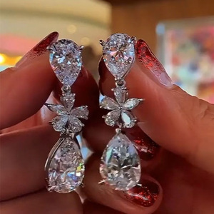 Orecchini Pendenti Floreali Creativi a Goccia per Donne, Eleganti e Scintillanti per Feste e Uso Quotidiano - Product Image 2