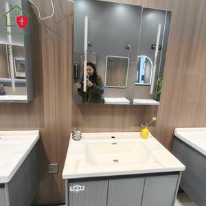 Gabinete de Baño Gris de Tres Puertas con Iluminación LED Monocromática, Antivaho y Espejo Inteligente con Bluetooth - Product Image 2