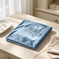 Pochette à bijoux en velours bleu avec bouton pression métallique, logo personnalisé, doublure en velours, sac de rangement portable pour collier, boucles d'oreilles, bague, emballage cadeau