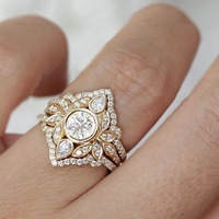 Bagues personnalisées de mode de Dubaï Bijoux en or massif 10 carats Bague de joaillerie en forme de fleur en pierre de diamant de laboratoire pour femmes