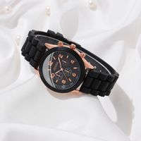 4 PCS/Set Montres pour couples Montre analogique à quartz avec bracelet en silicone avec chaîne en forme de cœur (WT2288)