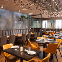 Ensemble de sièges en cuir sur mesure et table en bois pour restaurant, bistro, café, boutique, idéal pour la restauration fine