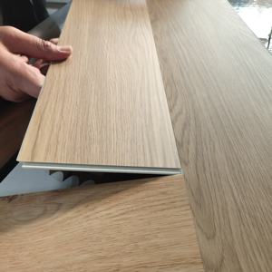 Tapis de sol insonorisé Stick Carreaux de sol <span class=keywords><strong>sur</strong></span> carreaux de <span class=keywords><strong>vinyle</strong></span> Plastique Pvc Intérieur SPC Revêtement de sol Bon marché Taille personnalisée Imperméable - Product Image 5