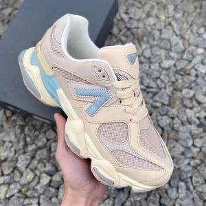 Chaussures plateforme tendance 9060 de qualité supérieure - Chaussures de sport pour hommes et femmes, respirantes pour la marche, adaptées à la course à pied. - Product Image 1