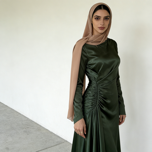 Robes musulmanes pour femmes en satin vert foncé à manches longues asymétriques plissées longueur au sol douces lisses élégantes formelles pour tous les jours - Product Image 3