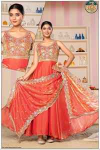 Ensemble de robe Anarkali orange de créateur pour femmes avec une épaulelette et un dupatta brodés lourds pour les fêtes de mariage - Product Image 2