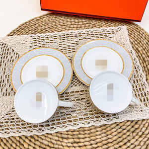 Vente flash : Ensemble de tasse et soucoupe à café en céramique de luxe nordique gris, motif calèche tirée par des chevaux, avec boîte cadeau - Product Image 6