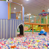 Équipement de terrain de jeu intérieur personnalisé pour enfants, y compris des zones de trampoline et des structures d'escalade