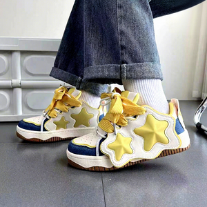 Sneakers Casual <span class=keywords><strong>da</strong></span> Donna Trendy con Decorazioni a Stella, Colori a Contrasto, Lacci Spessi in Denim, Punta Perforata e Suola Antiscivolo in Gomma - Product Image 1