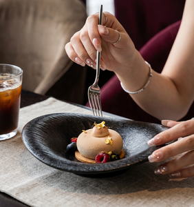Platos de Cena de Cerámica Irregulares con Textura de Roca Negra Mate, Vajilla de Alta Gama con Logotipo Personalizado para Restaurantes Occidentales y Hoteles de Lujo - Product Image 1