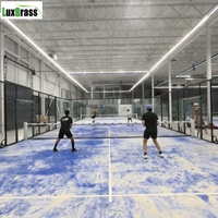 Ajustement flexible de la luminosité avec des lumières LED à 360 degrés, vue panoramique complète de la piste de padel sur gazon noir