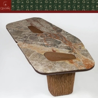 Table à manger de luxe GOLDKING en marbre multicolore avec incrustations de bois et finition sans joint CNC, veines marron, rouge et grises