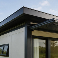 Maison mobile préfabriquée à deux étages avec une large façade vitrée et un balcon