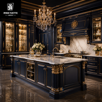 Meubles de cuisine classiques italiens de luxe avec portes à panneaux surélevés, poignées dorées et îlot en pierre pour projets résidentiels de villas de luxe
