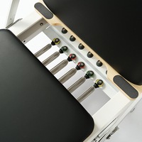 Máquina de Pilates Reformer Comercial Portátil Ajustable de Aluminio Blanca con Detalles de Madera Ecológica y Duradera para Estudio y Salud