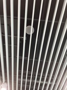 <span class=keywords><strong>Plafond</strong></span> en aluminium ignifuge personnalisé en forme de U avec des lattes Design de <span class=keywords><strong>plafond</strong></span> en métal couleur bois pour la décoration intérieure moderne - Product Image 6