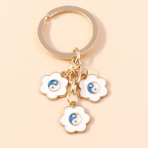 Portachiavi alla moda in stile cinese, originale e di tendenza, con fiore Tai, un accessorio di nicchia che rappresenta la tendenza nazionale. - Product Image 5