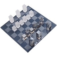 Ensemble de jeu d'échecs en acrylique sur table de présentation en cristal de luxe personnalisé