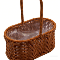 Panier tressé à la main en rotin plastique avec poignée, idéal pour la décoration de mariage, les cadeaux, les paniers de demoiselle d'honneur et les paniers pour femmes pour Noël et les fêtes.
