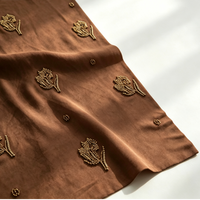 Tissu en polyester à base de daim brun avec broderie florale en perles tubulaires dorées, texture rétro tridimensionnelle pour filles et garçons