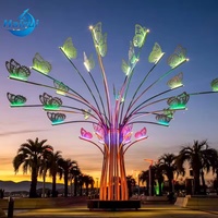 Sculpture d'art lumineuse moderne en acier inoxydable et métal, grand papillon coloré personnalisé pour l'extérieur, pour aménagement paysager commercial