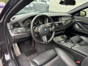 2016 Serie 5 550i XDrive FWD Motor 4L Volante a la Izquierda Interior de Cuero Sedán Faros LED Techo Solar Trasero Autos Usados - Product Image 4