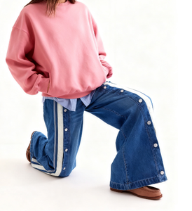 กางเกงยีนส์ขากว้างทรงวินเทจสำหรับผู้หญิงรุ่นใหม่ล่าสุด ดีไซน์โดดเด่นด้วยกระดุมด้านหน้า ชายผ่าสีตัดต่อ แฟชั่น - Product Image 3