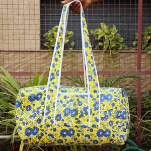 Bolsa de lona acolchada de algodón hecha a mano, elegante estampado en bloques, construcción ligera y duradera, interior espacioso, perfecta para viajar - Product Image 2