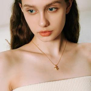 Serie 'Ode alla Libertà': Collana con Ciondolo Miniatura di Stella, Luna e Colomba in Oro 18k Stile Greco Antico - Product Image 4