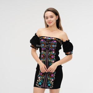 ชุดเดรส OEM เซ็กซี่สำหรับผู้หญิง แบบเปิดไหล่ แขนสั้น ปักลายดอกไม้ สีดำ ทรงเข้ารูป - Product Image 1