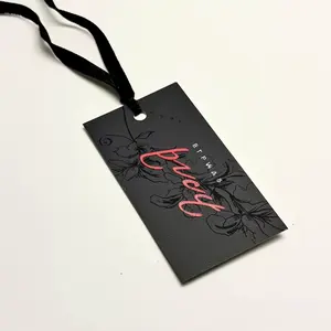 Bedruckte weiße Logo-Hangtags auf Kleidung individualisierte Hang- Tags Luxus-Swing-Tags-Set einfaches Design Papier-Kleidungsstück-Tags