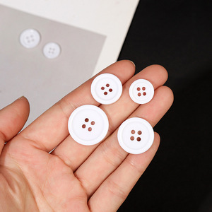 Botones de resina ecológica de dos agujeros con forma de corazón y diamante, decoración de cuentas <span class=keywords><strong>en</strong></span> blanco y negro, cierres de costura para camisas, pantalones y trajes de negocios. - Product Image 3