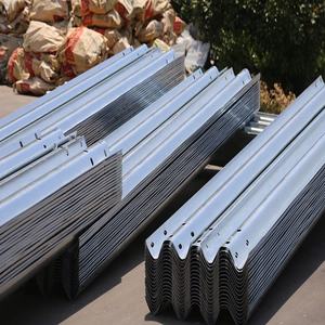 Capuchon en caoutchouc pour garde-corps routier en acier en forme de W - Product Image 6