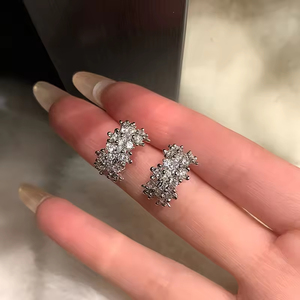 Boucles d'oreilles clous géométriques haut de gamme pour femmes, style européen et américain, simples et élégantes, en forme de C, avec tige en argent, design large et métallique, très tendance - Product Image 6