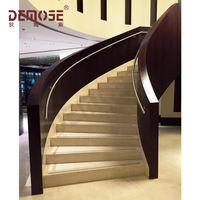 Escalier en colimaçon en bois moderne et durable pour appartement, intérieur