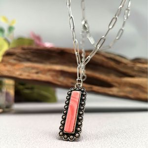 Collana con ciondolo rettangolare rosso a trama letteraria, regalo retrò da donna per tutti i giorni - Product Image 3