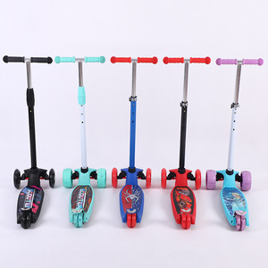 Trottinette à quatre roues pour enfants, réglable en hauteur, pliable, pour enfants de 3 à 14 ans - Product Image 2
