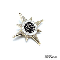 Badge en métal personnalisé en argent gravé et émaillé pour vêtements, vente en gros