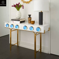 Table de maquillage moderne et élégante pour le couloir, console Jonathan Adler Globo, laque blanche brillante, cadre métallique en laiton doré