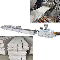 CHINE Machine automatique de fabrication de panneaux muraux en PVC de 200mm 250mm de largeur/Ligne d'extrusion de panneaux de plafond en plastique d'intérieur de 600mm