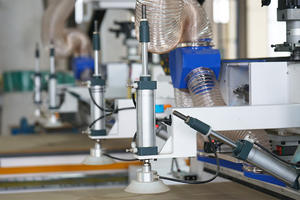 Máquina Robótica de Fabricación de Gabinetes con Control CNC Syntec de 3 Ejes, Celda de Anidamiento Automática, Rotación de Códigos de Barras, Carga y Etiquetado - Product Image 3