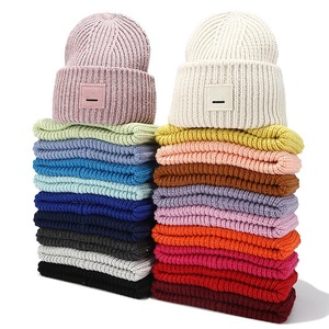 Gorro de Punto Personalizado al por Mayor, Gorro con Orejeras Enrolladas y Parche para Protección, Gorro Informal - Product Image 3