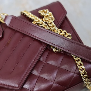 Borsa a <span class=keywords><strong>Tracolla</strong></span> Trapuntata di Lusso Bordeaux in Pelle Bovina Italiana, Hardware in Oro Massiccio Lucido, Lavorazione Artigianale di Alta Qualità - Product Image 6
