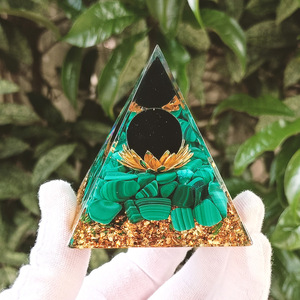 Pyramide en résine époxy avec galets de cristal, ornement de bureau, décoration d'aquarium, globe vert malachite noir, cadeau - Product Image 2