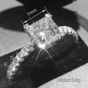 Anello di Fidanzamento Q757 per Donna con Diamante Taglio Radiant, Diamante Naturale Stile Classico con Diamanti Laterali - Product Image 4